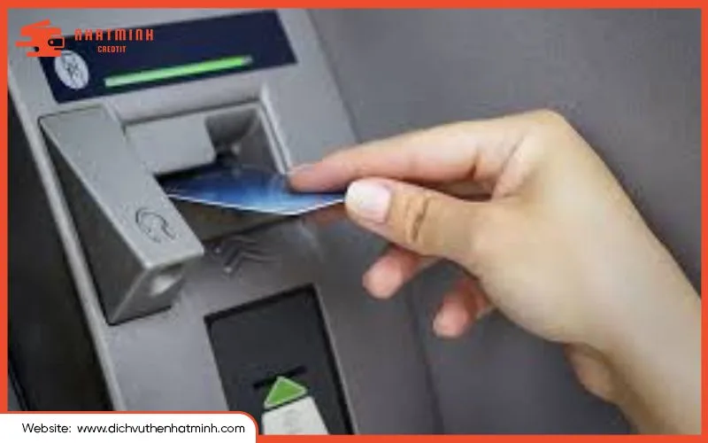 Rút tiền thẻ tín dụng là gì? Và vì sao không rút ở ATM?